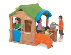 בית ענק עם ברביקיו וספסל